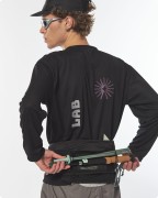 Lekki pas trail z elastycznymi kieszeniami, mocowaniem kijów i klamrą Fidlock. Stabilny, wysoki, mieści kurtkę i wyposażenie. Idealny do biegania górskiego, fast hikingu i outdooru.