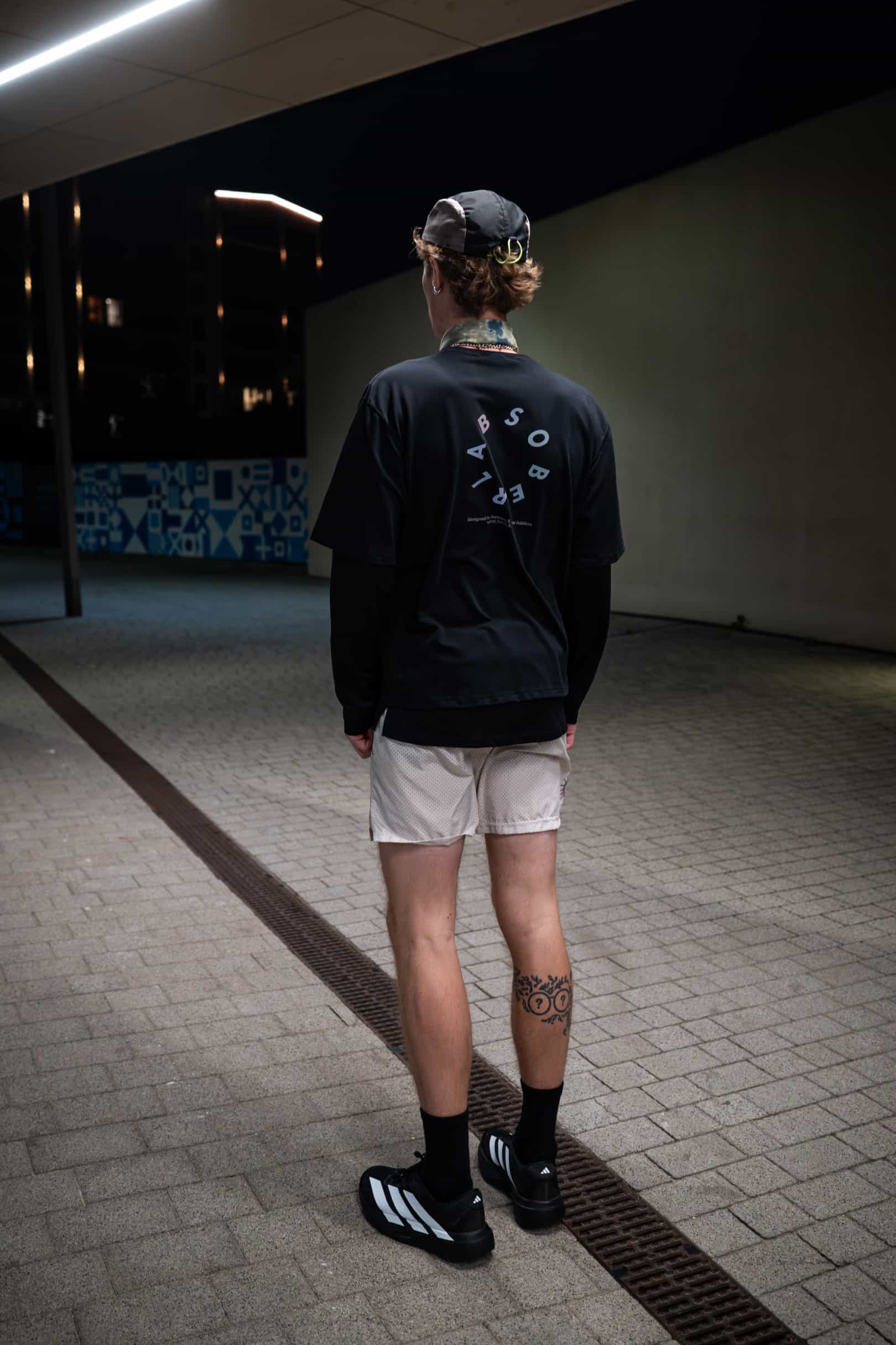 Running Boxy Tee / Black Holo, nocą, widok z tyłu