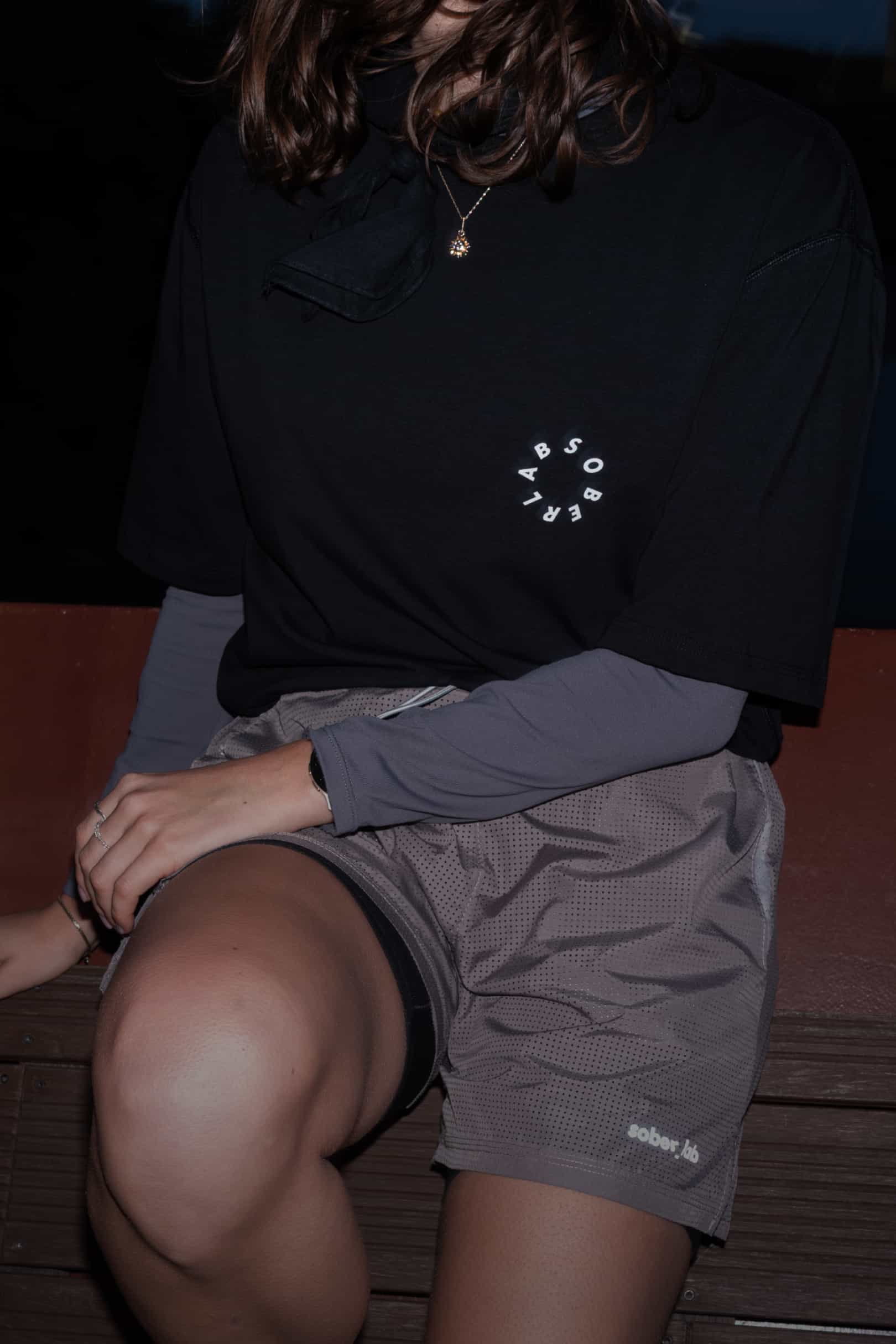 Running Boxy Tee / Black Holo, odblaskowe logo z przodu po zmroku