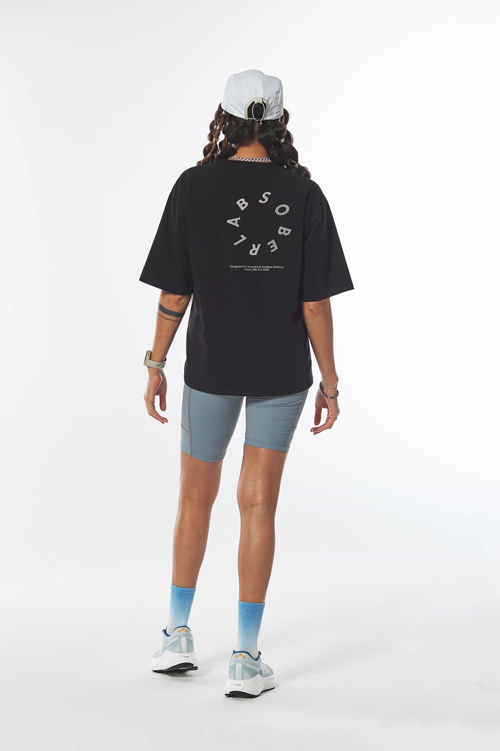 Running Boxy Tee / Black Holo, nadruk na plecach w świetle dziennym