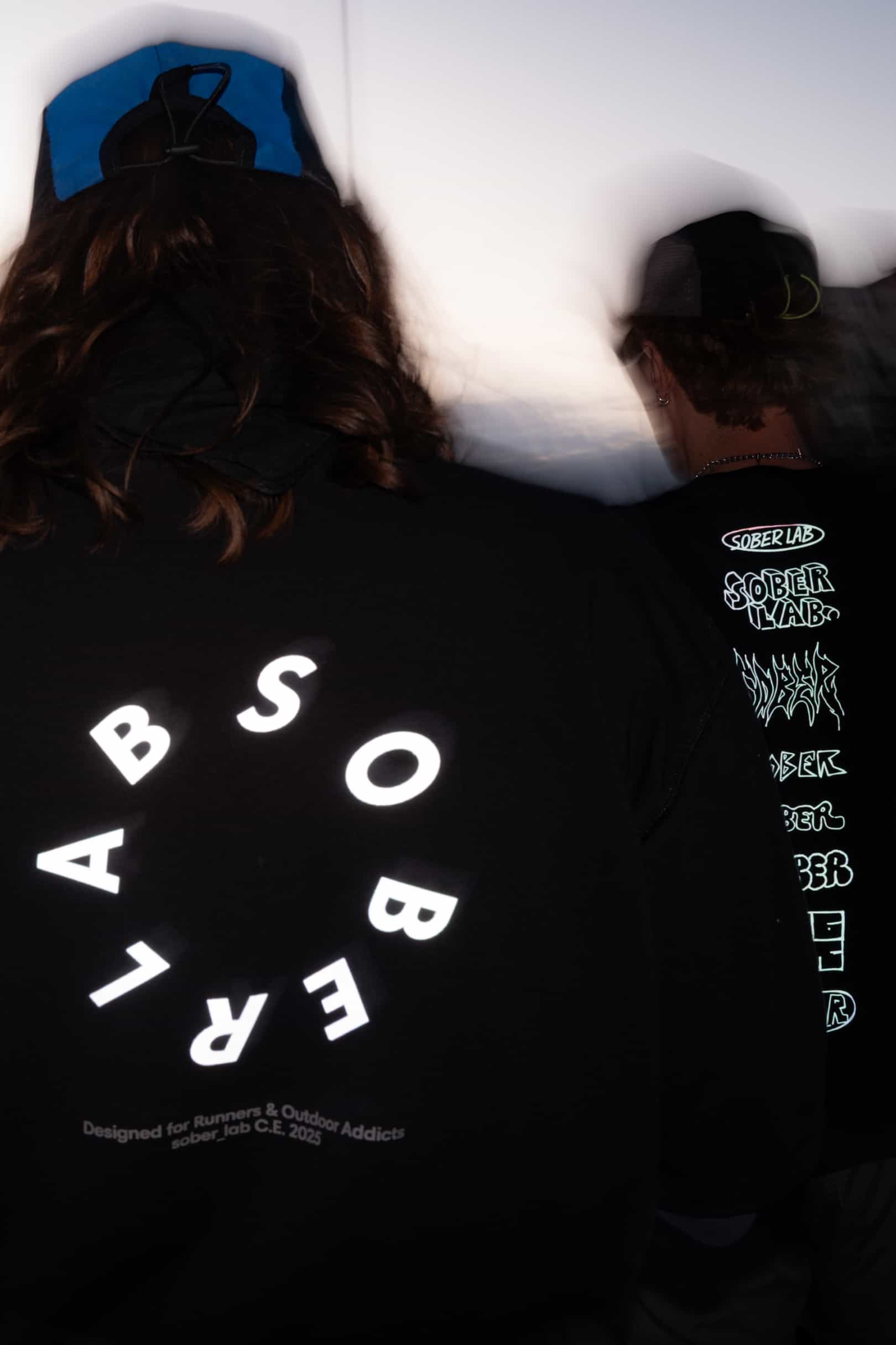 Running Boxy Tee / Black Holo, odblaskowy nadruk na plecach po zmroku