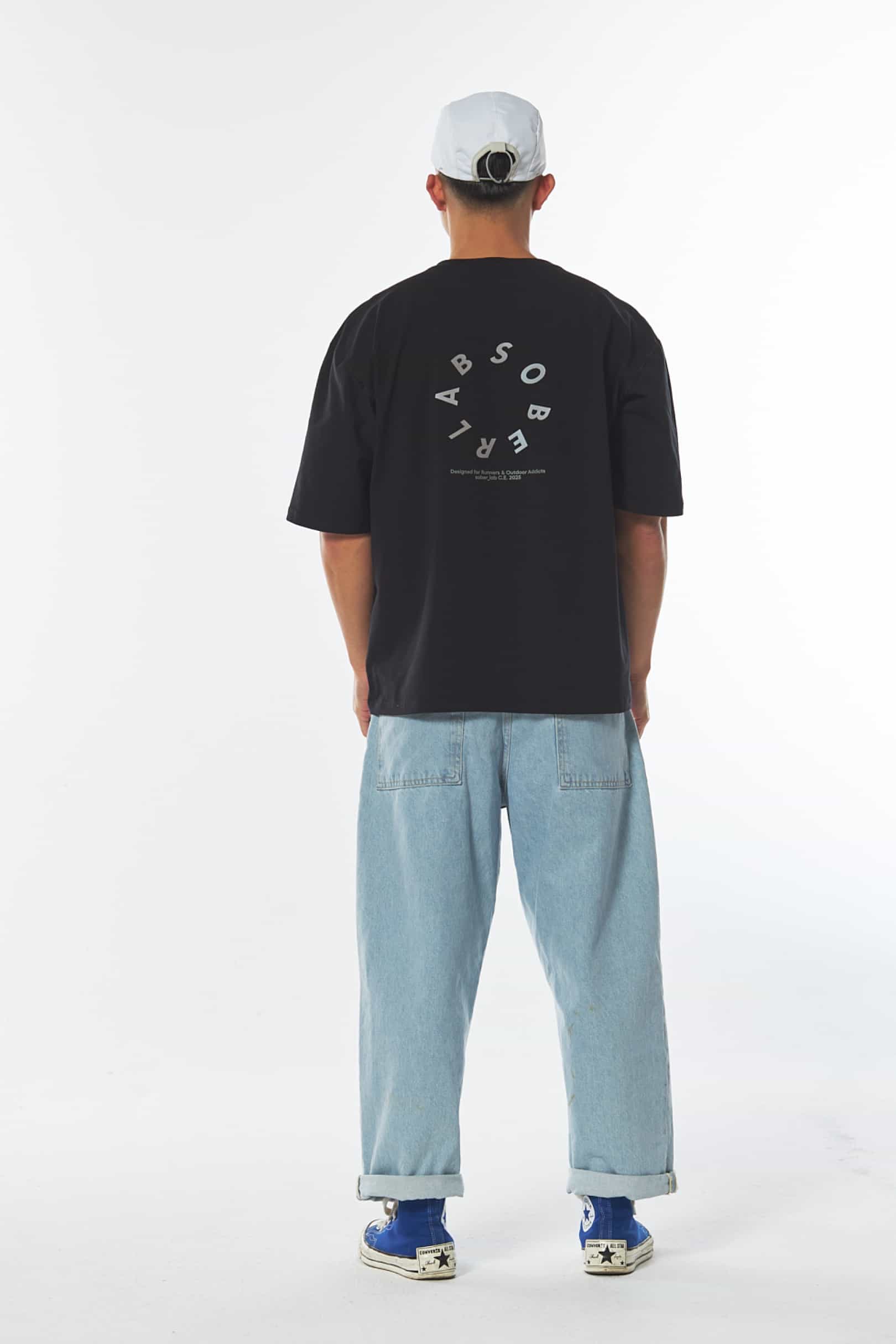 Running Boxy Tee / Black Holo, sylwetka z tyłu