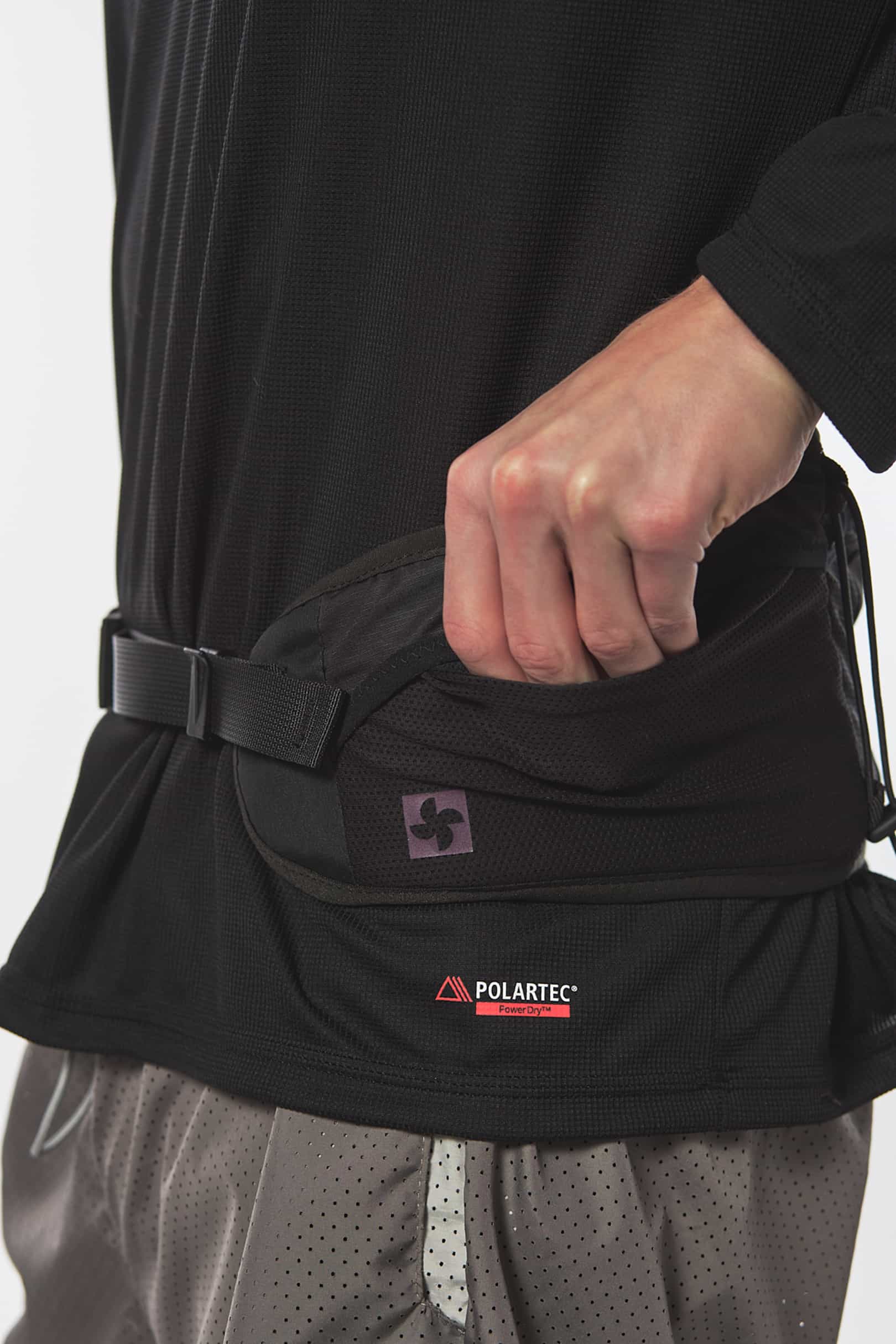 Outdoor/Trail Belt, elastyczna kieszeń w użyciu