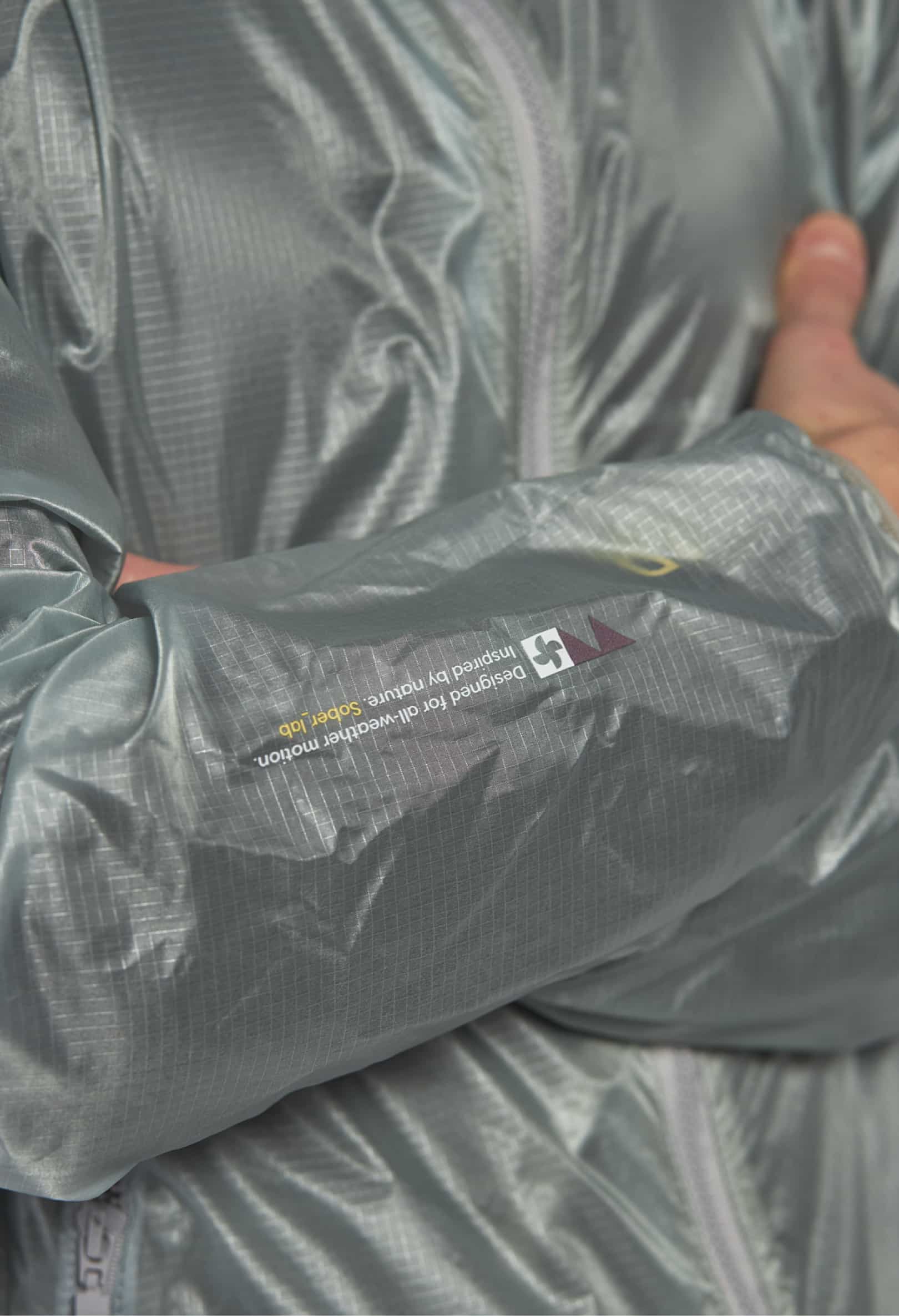 Wind Jacket, tkanina microripstop i nadruk na rękawie