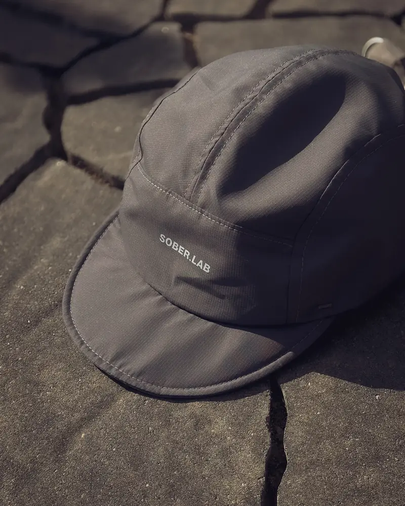 5 Panels Cap Steel Grey, na kamieniach