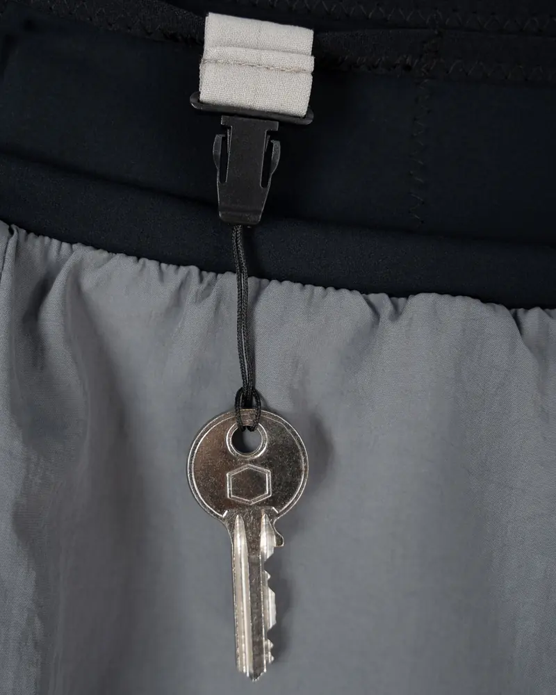 Klucz na spince w pasie szortów Full Belt Shorts Stone Gray