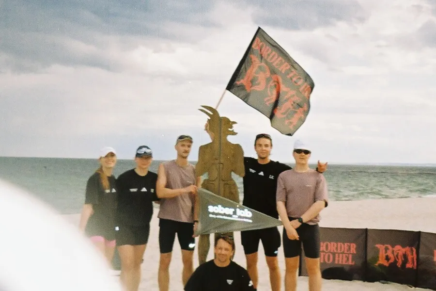 Grupa biegaczy na plaży, trasa Border to Hel