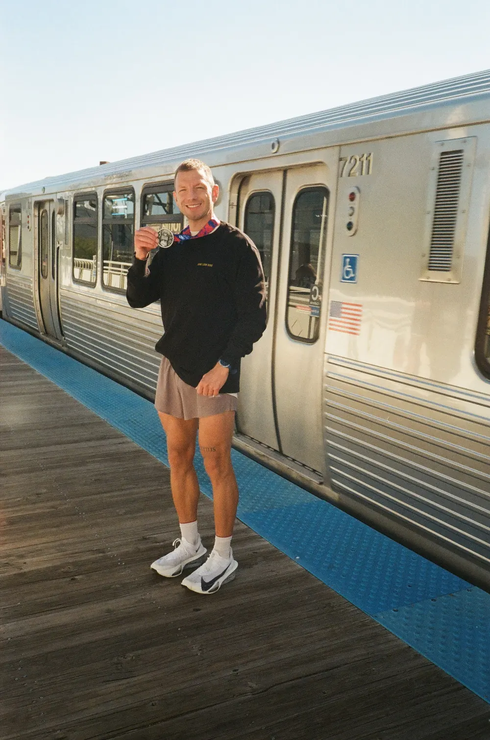 Karol przy pociągu w Chicago