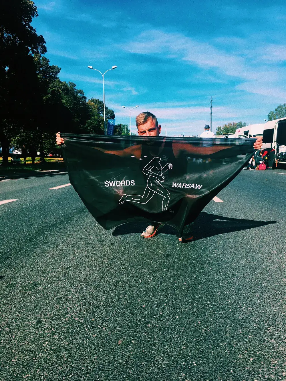 Karol z flagą Swords Warsaw na ulicy