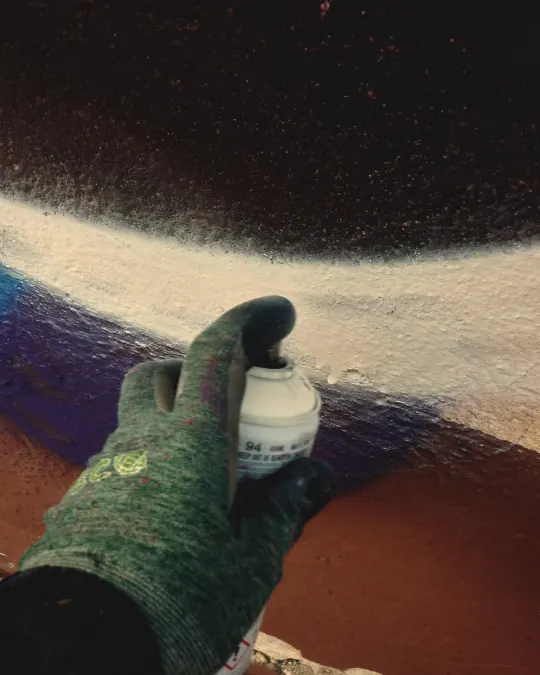 Graffiti, puszka sprayu w dłoni