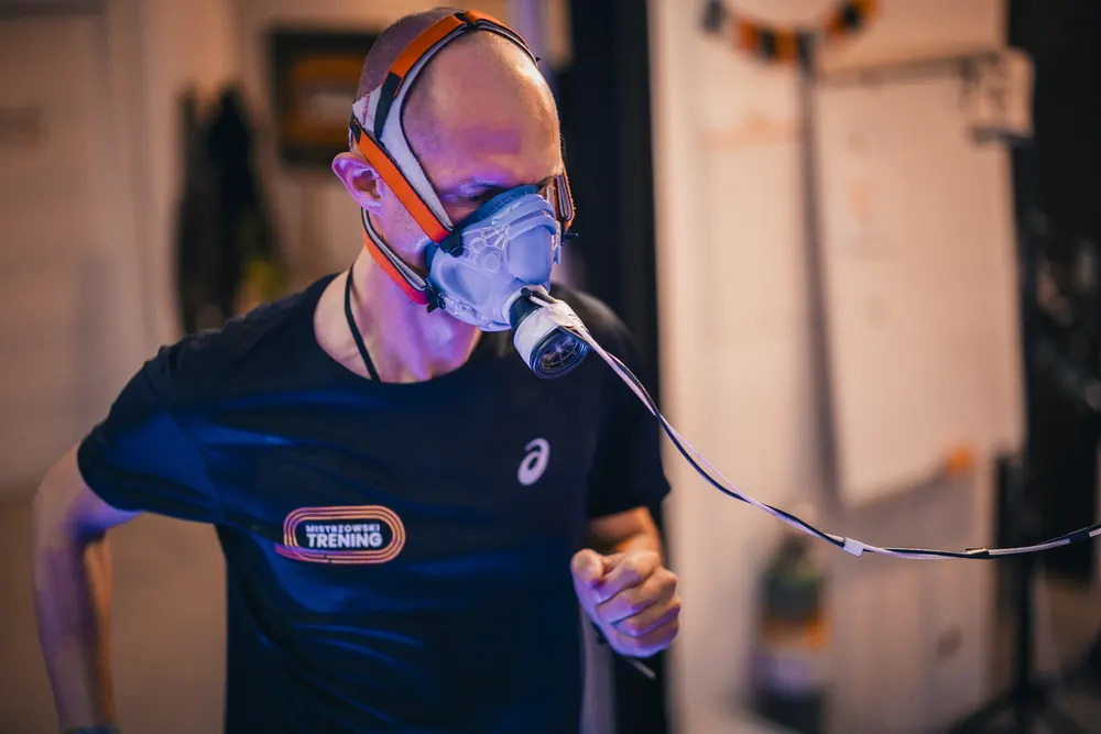 Marcin w masce do badania wydolności