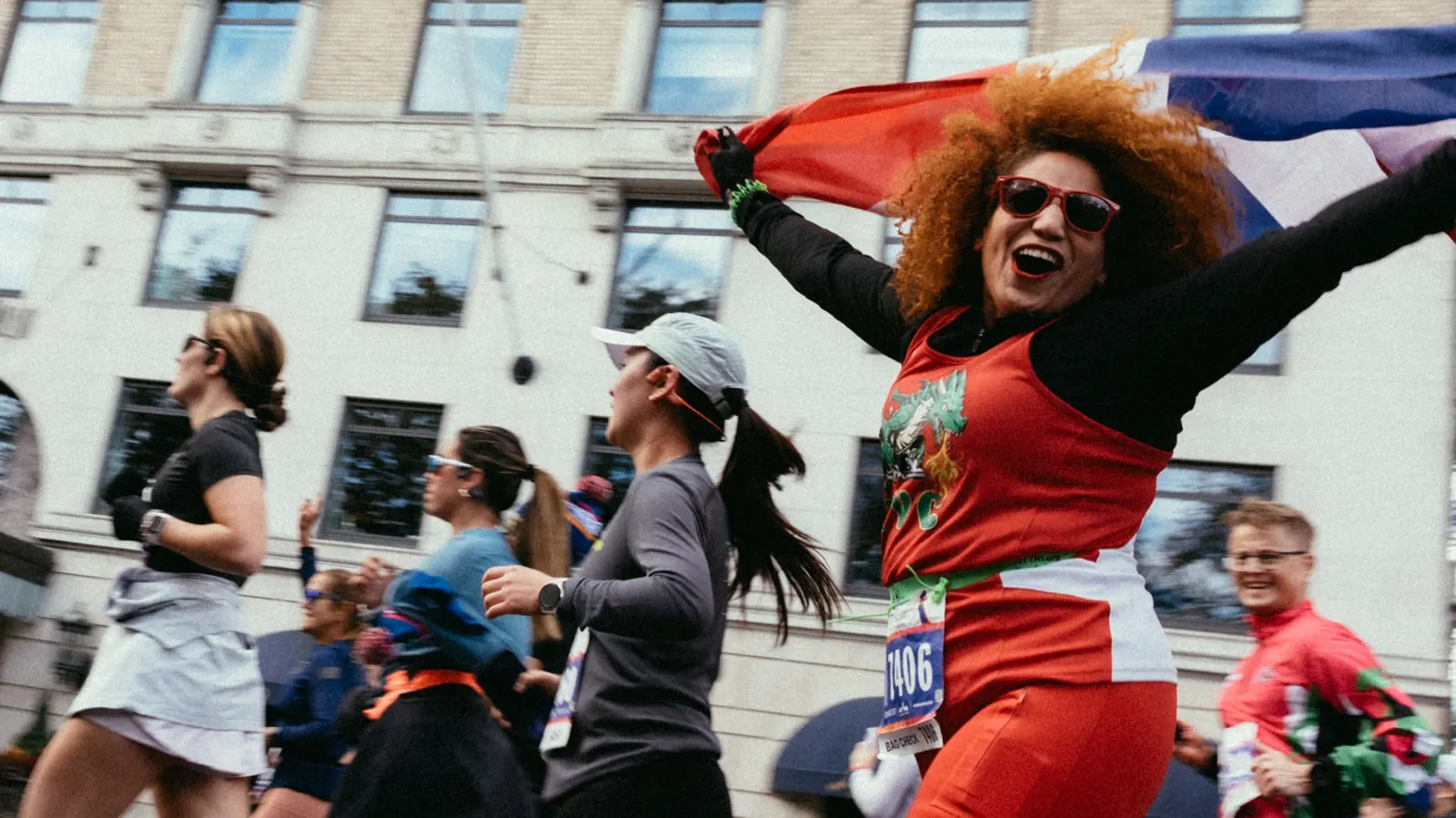 Biegaczka z flagą na New York Marathon
