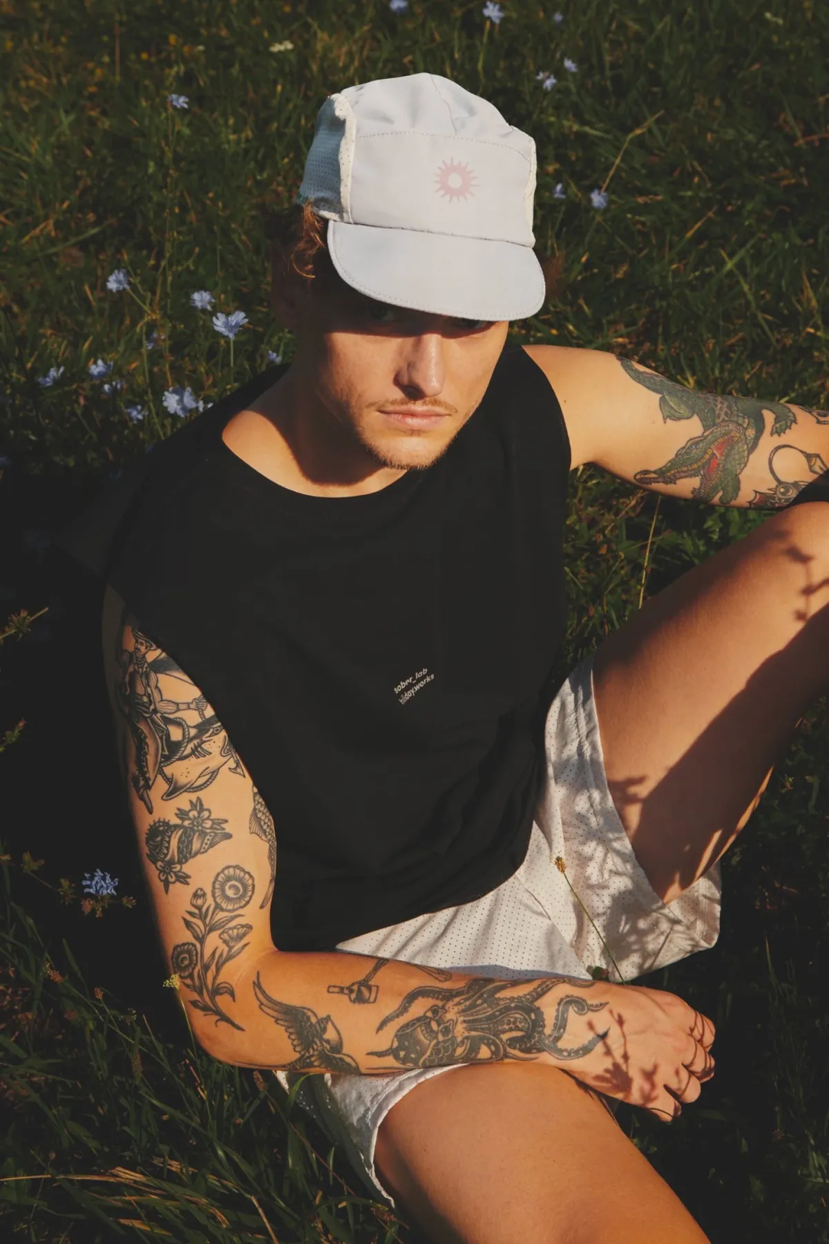 Holiday Boxy Tank / Black, na trawie