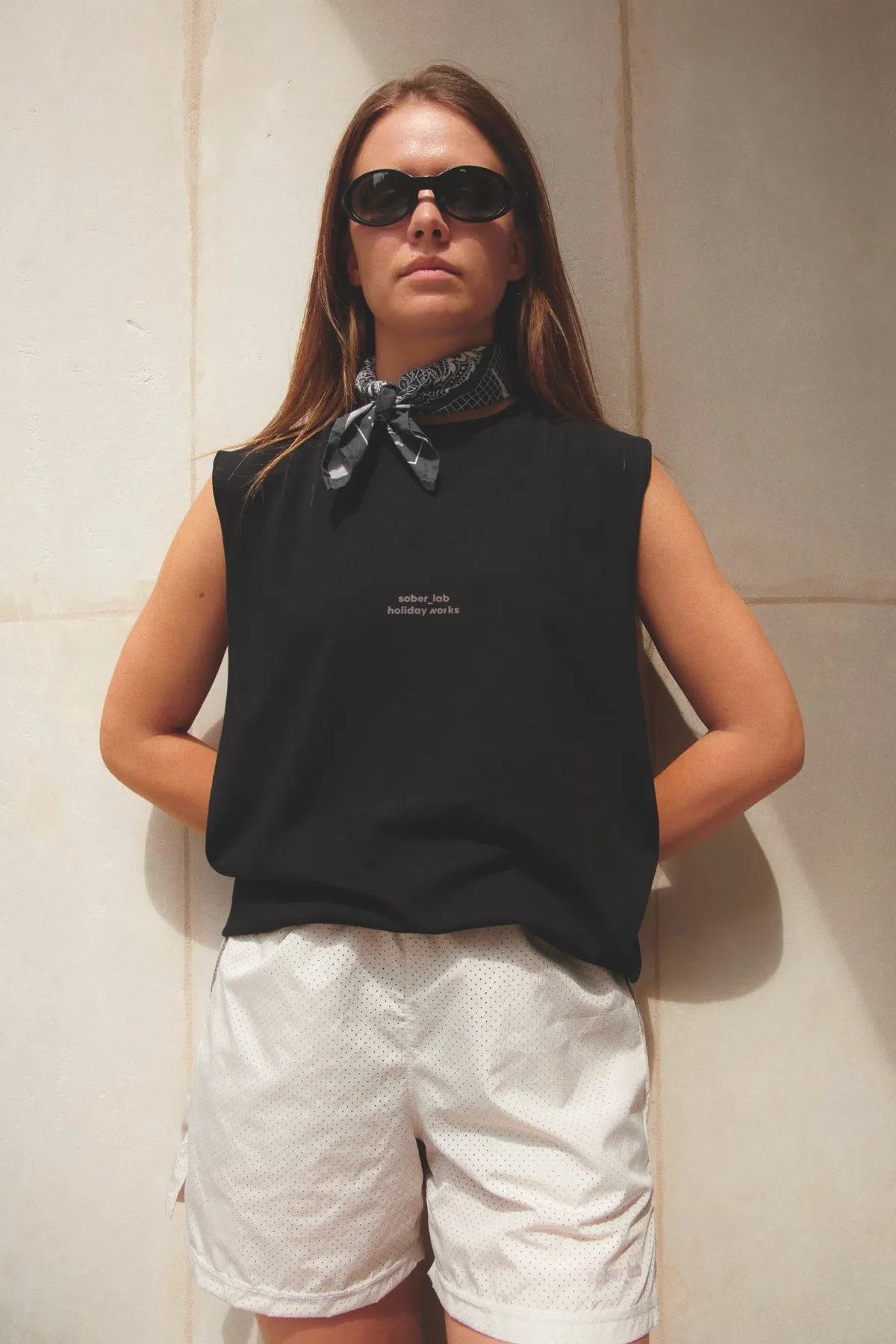 Holiday Boxy Tank / Black, sylwetka z przodu