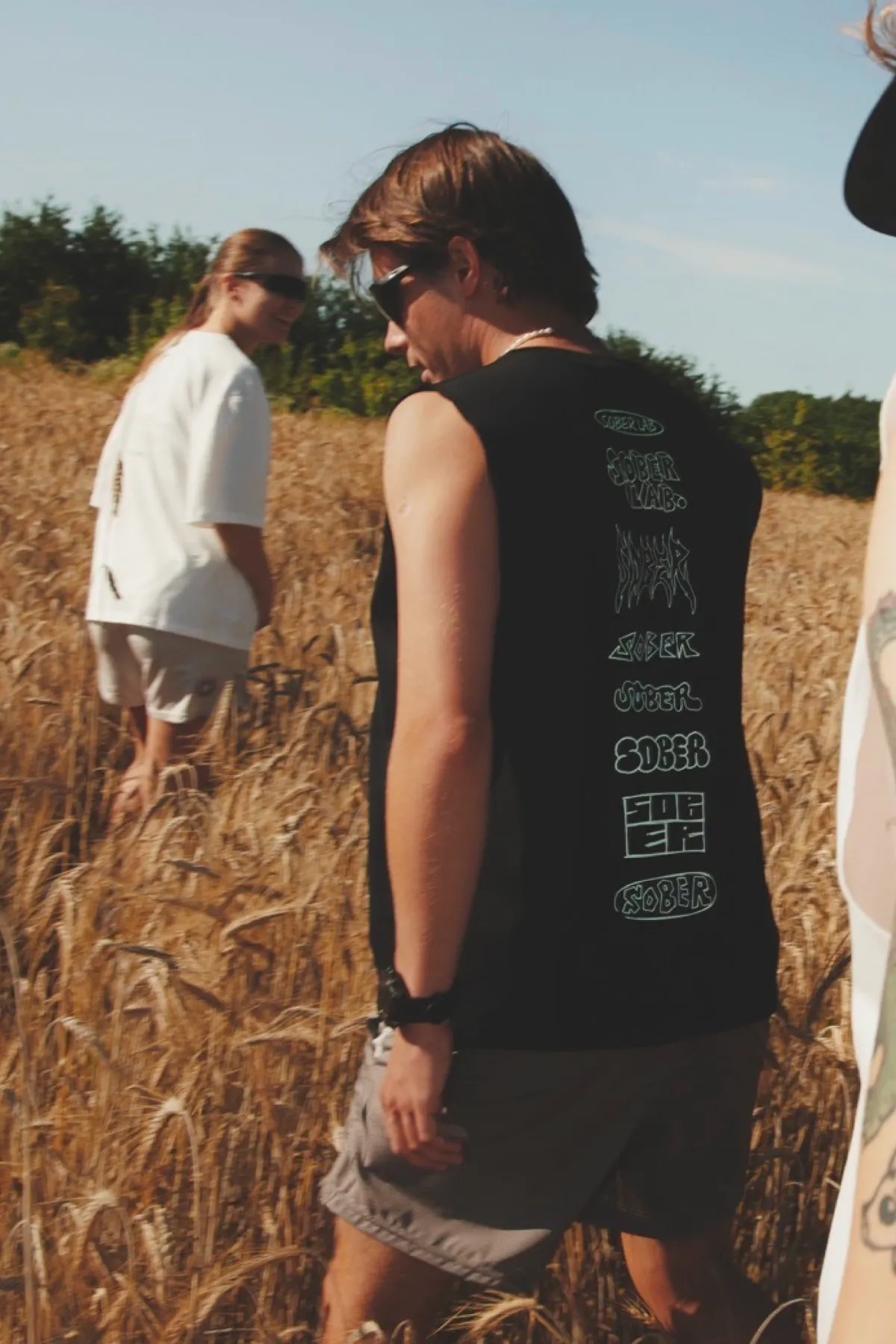 Holiday Boxy Tank / Black, plecy z nadrukiem, w terenie