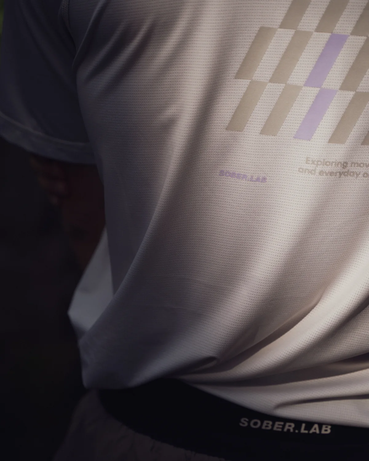 Light Running Tee / Creamy White, nadruk na plecach z bliska