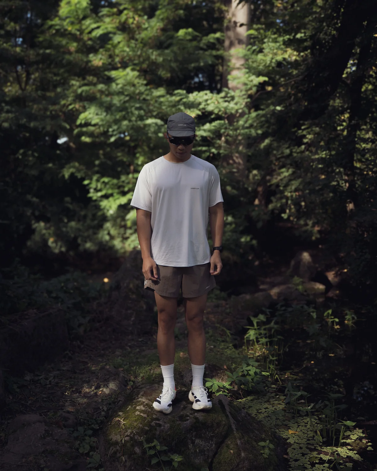 Light Running Tee / Creamy White, w lesie, sylwetka z przodu