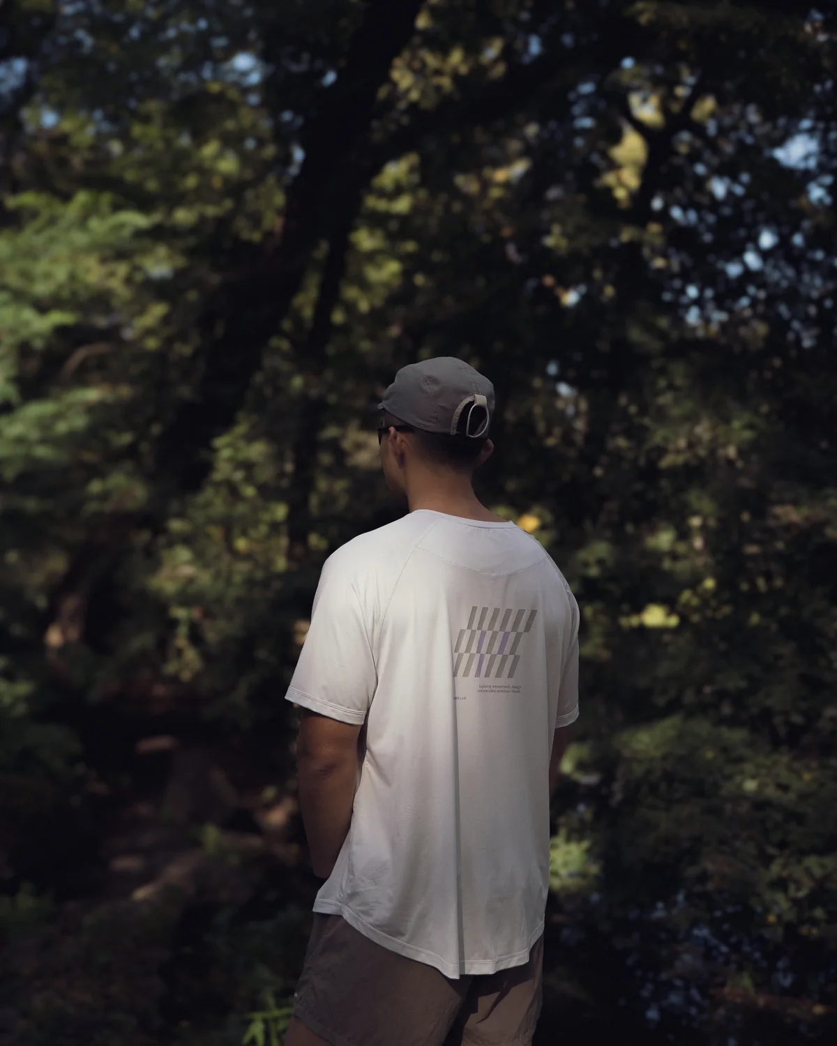 Light Running Tee / Creamy White, w lesie, widok z tyłu
