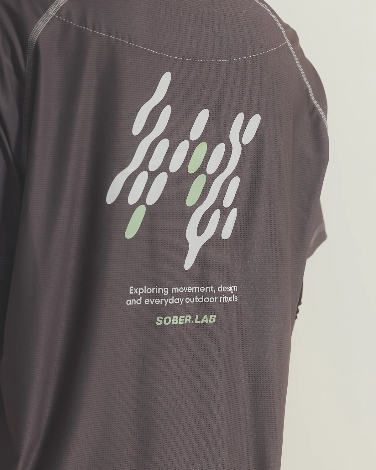 Light Running Tee / Gray Stone, nadruk na plecach z bliska