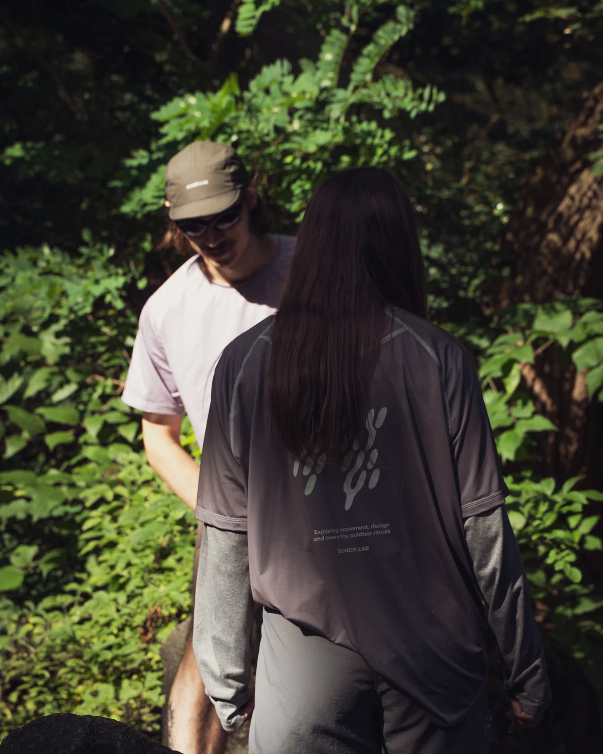 Light Running Tee / Gray Stone, w lesie, dwie osoby