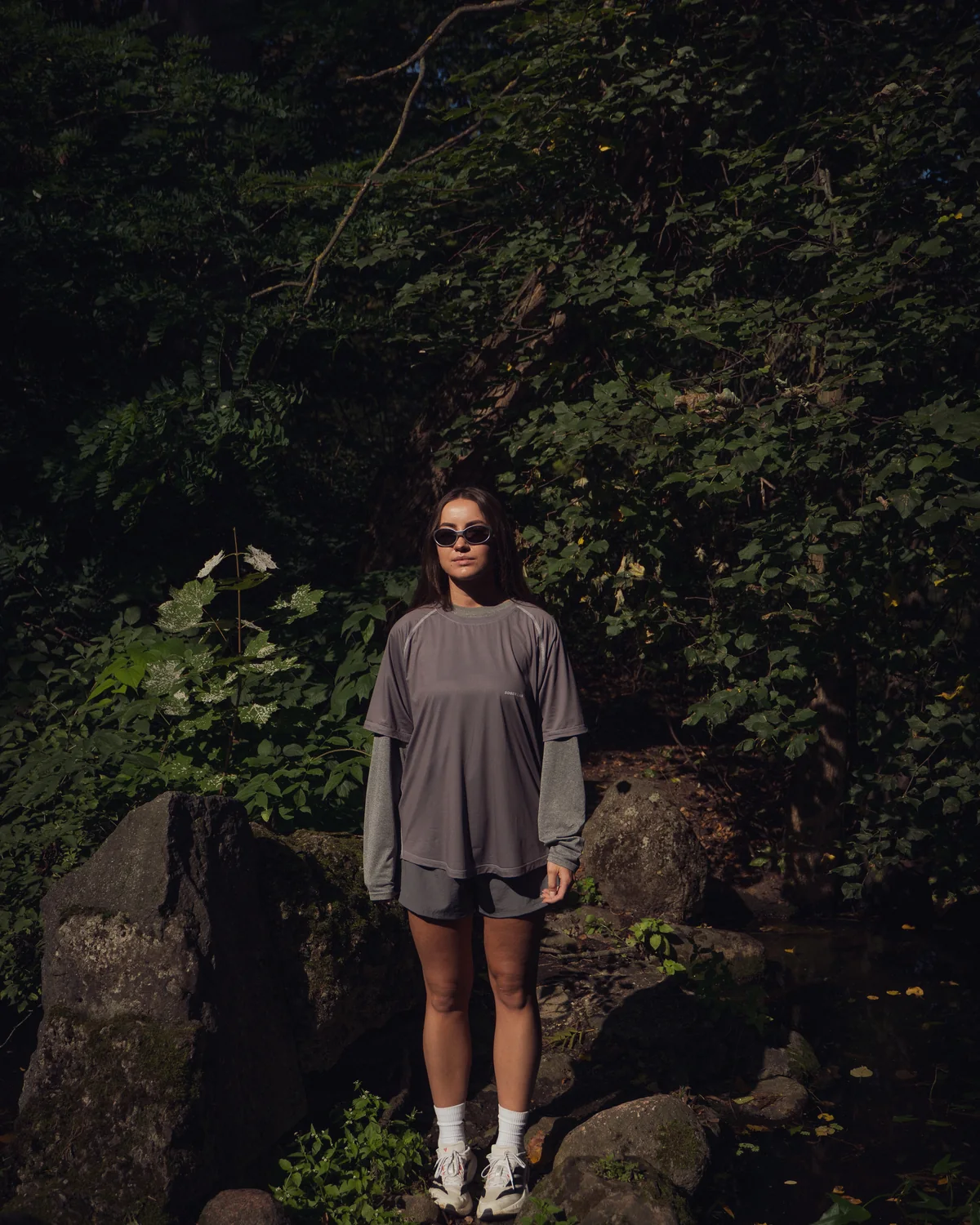 Light Running Tee / Gray Stone, w lesie, sylwetka z przodu