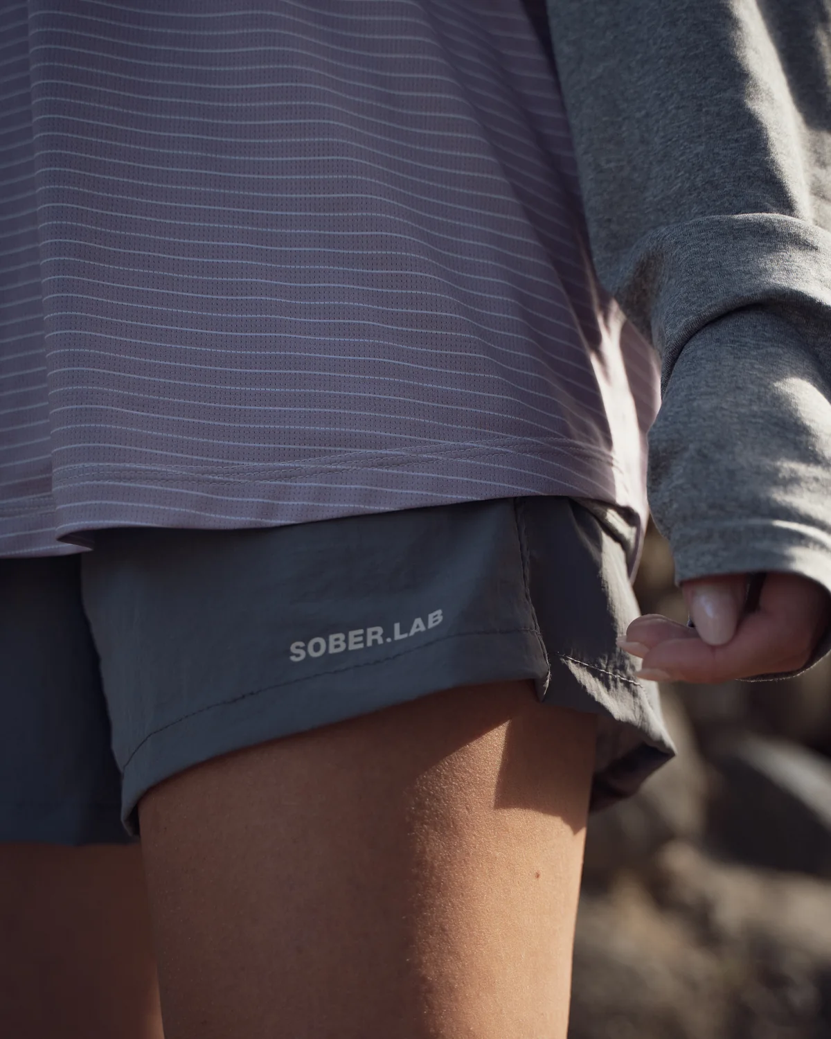 Light Running Tee / Purple Stripes, dzianina w paski i dolna krawędź