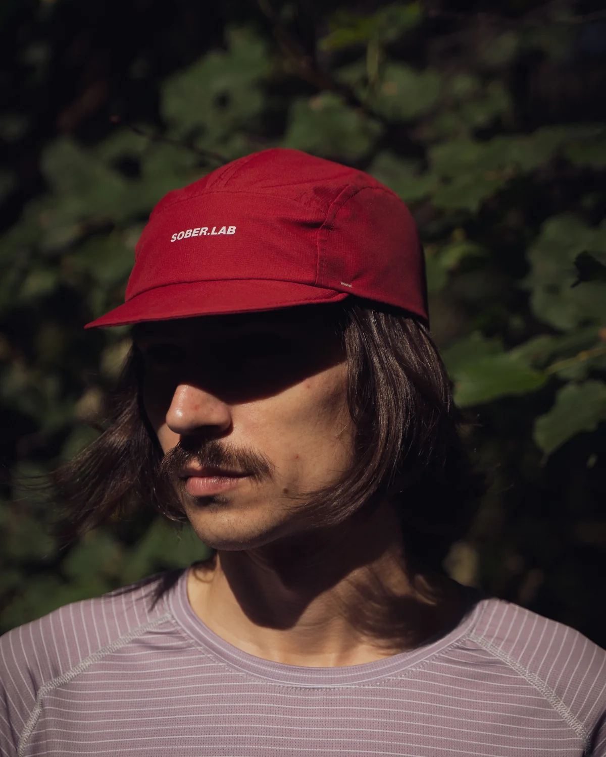 Light Running Tee / Purple Stripes, rękaw reglanowy z bliska