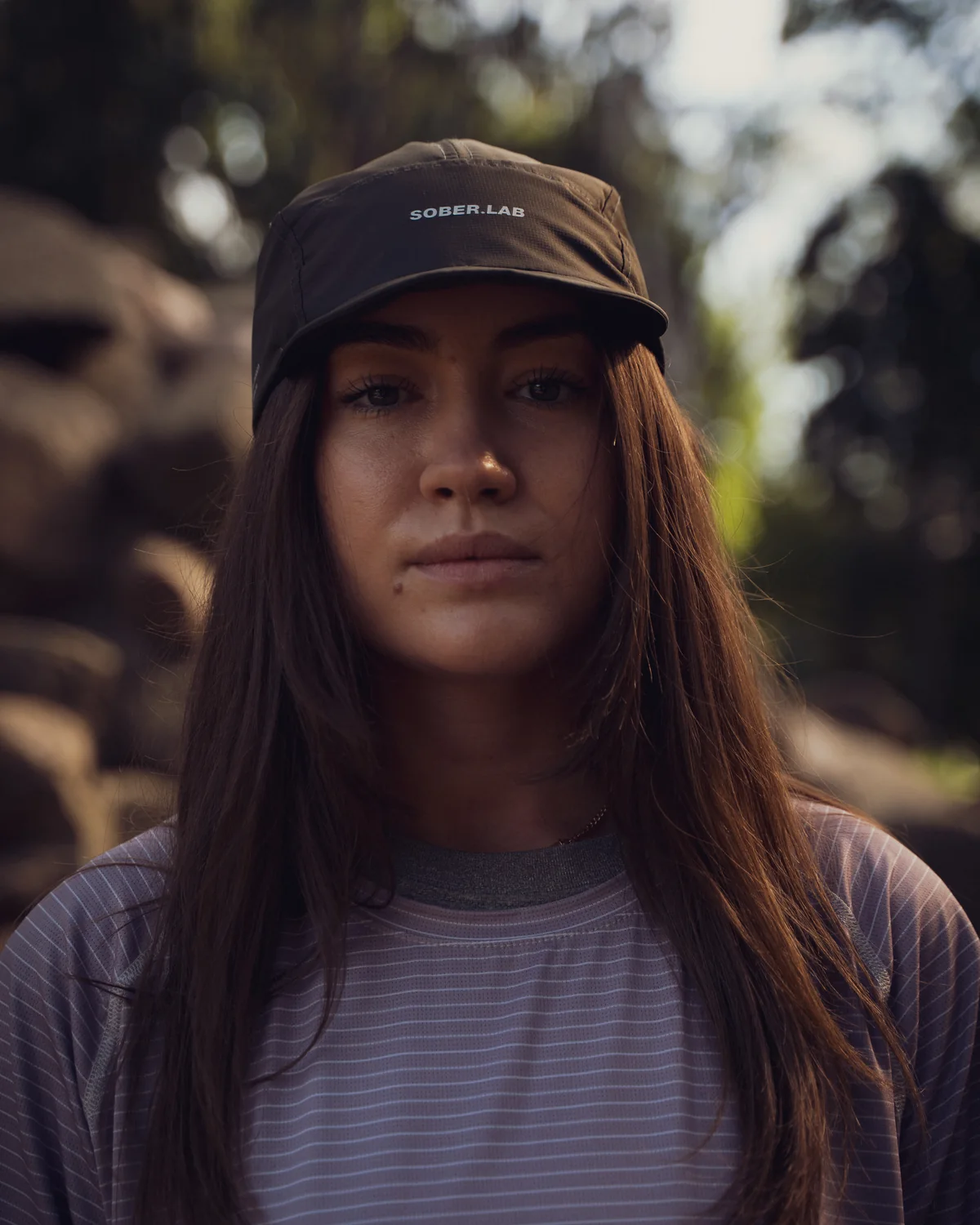 Light Running Tee / Purple Stripes, dekolt z bliska