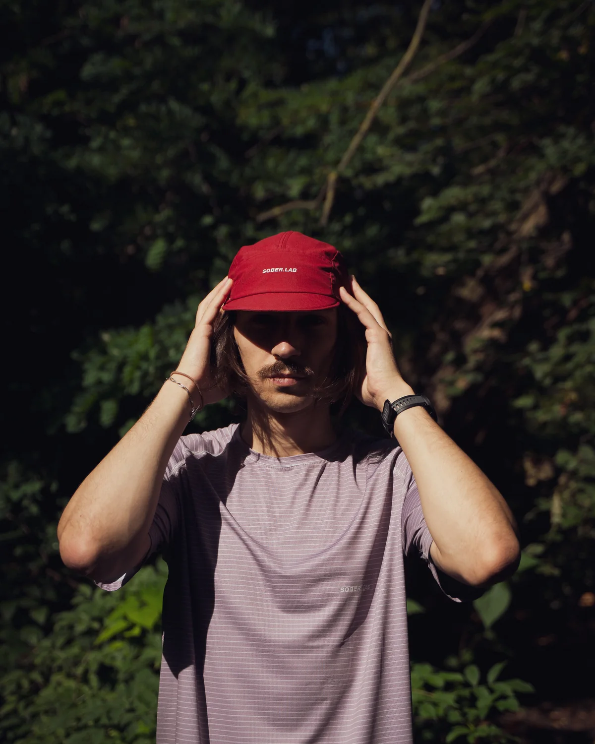 Light Running Tee / Purple Stripes, w lesie, sylwetka z przodu