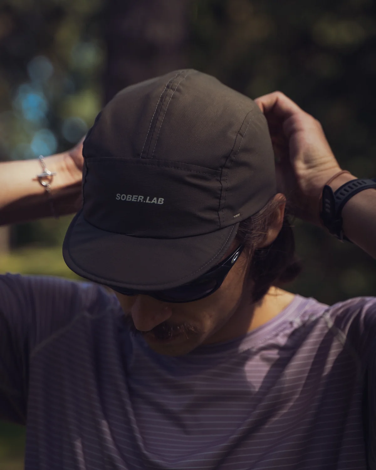 Light Running Tee / Purple Stripes, w lesie, z czapką